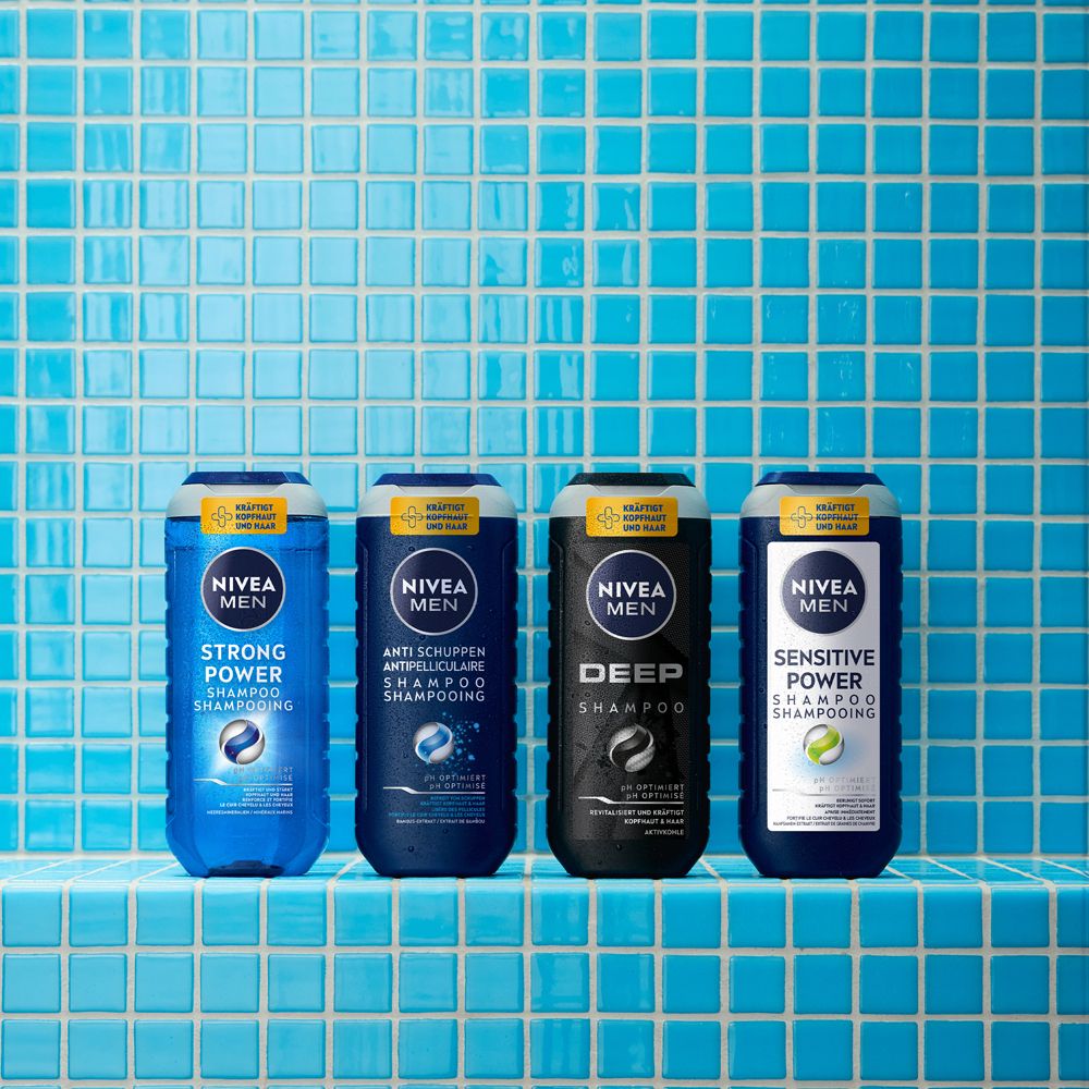 Quatre shampoings NIVEA MEN côte à côte : STRONG POWER, ANTI SCHUPPEN, DEEP, SENSITIVE POWER.