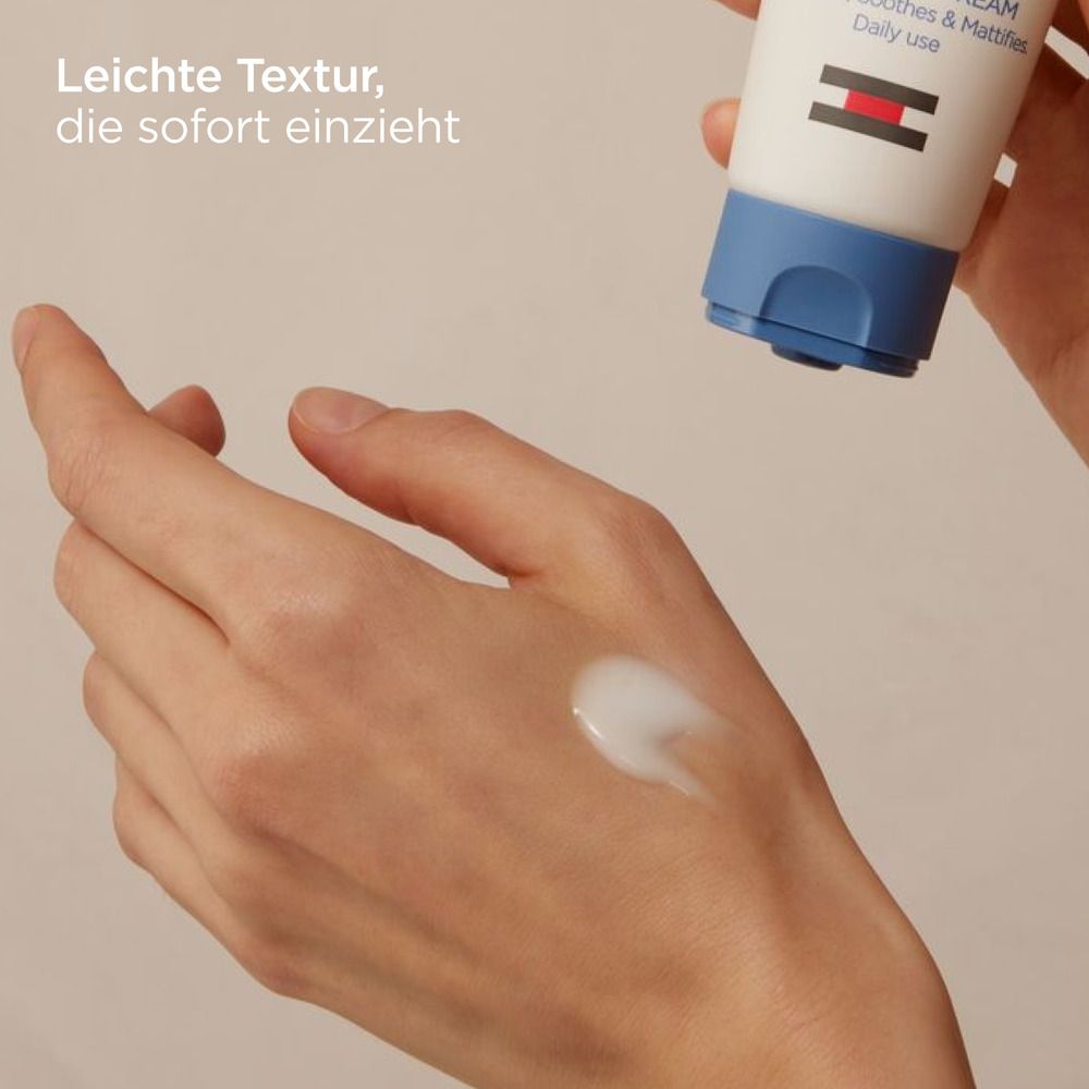 Main avec crème. ISDIN Nutradeica Gel-Crème. Texte : texture légère, pénètre instantanément. Crème sur la main.
