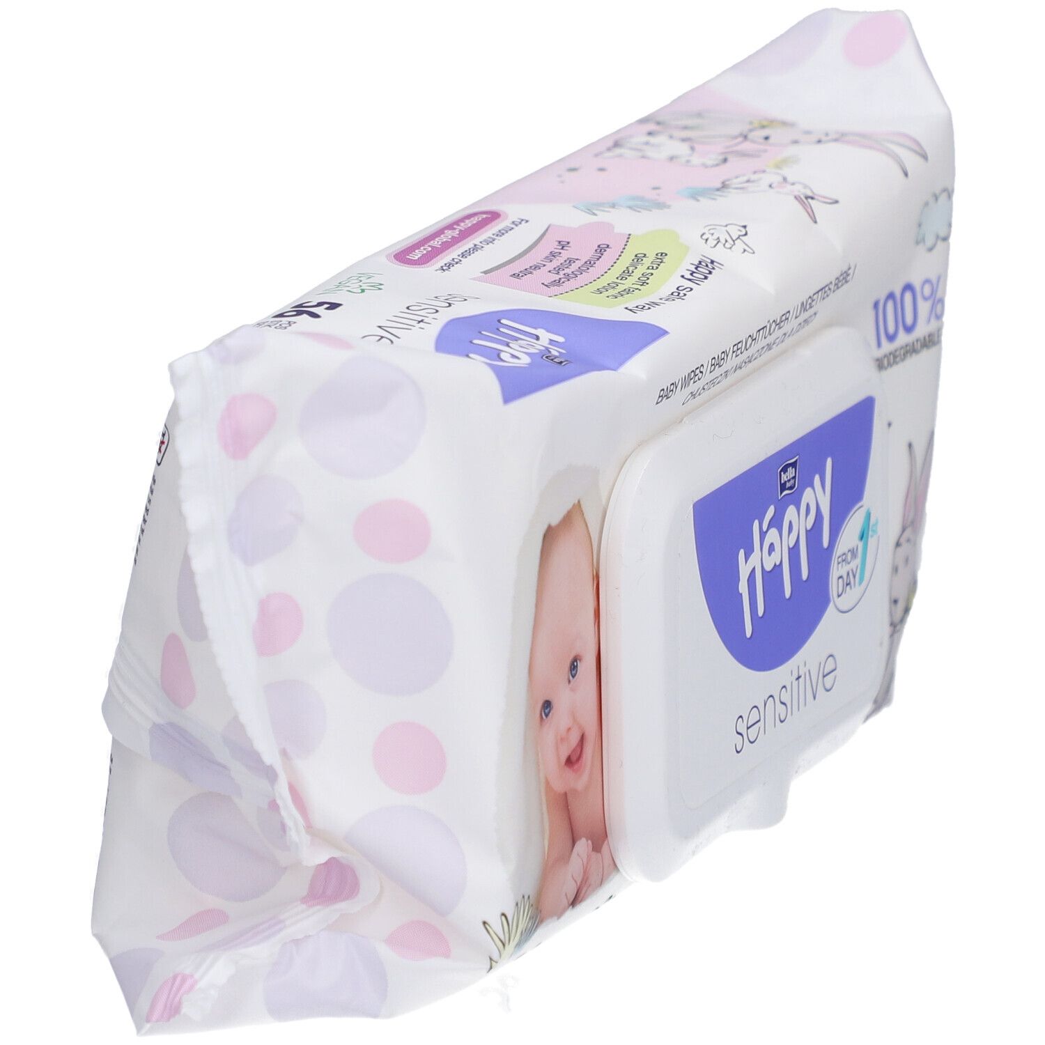 Vue en biais du paquet de lingettes bella Happy Sensitive. Blanc avec pois violets, photo de bébé et nom du produit.