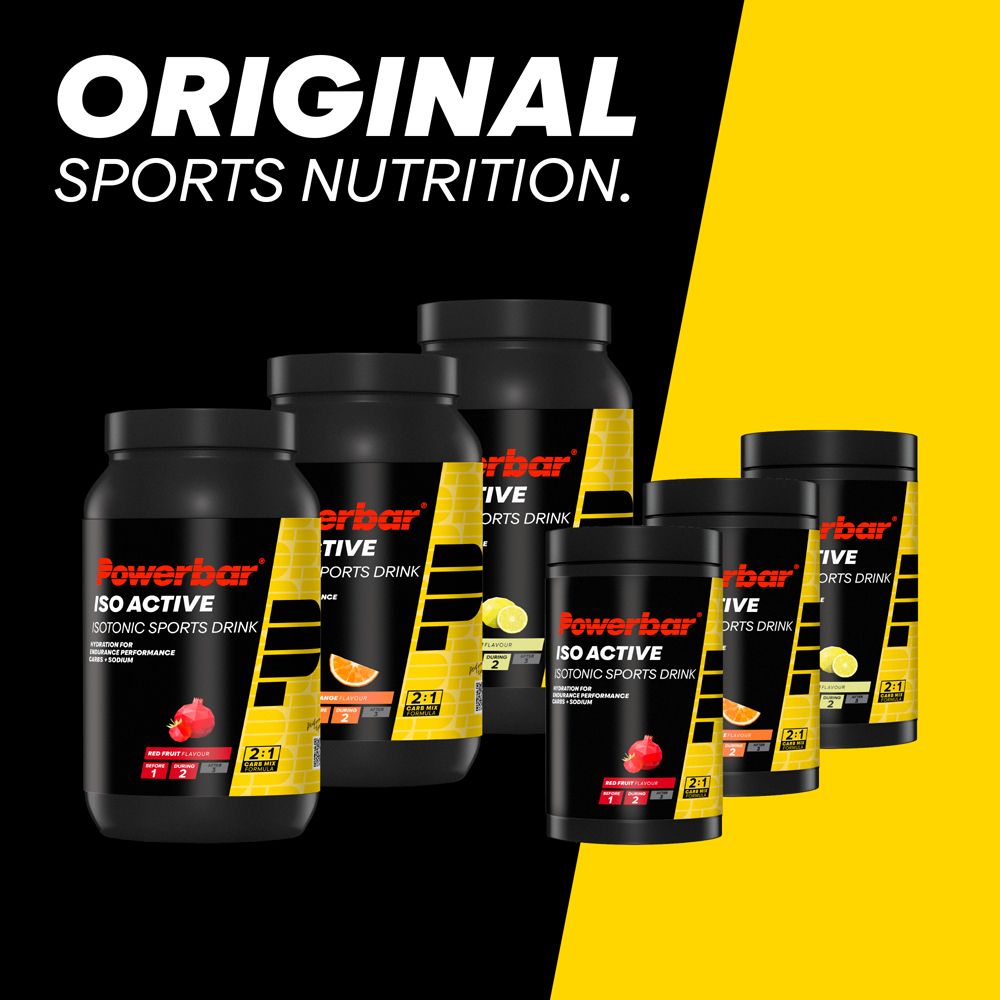 Plusieurs boîtes de PowerBar® Isoactive de différentes saveurs. Inscription : ORIGINAL SPORTS NUTRITION. Fond jaune.