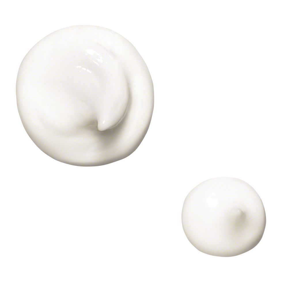 Deux noisettes de crème blanche. Fond blanc.