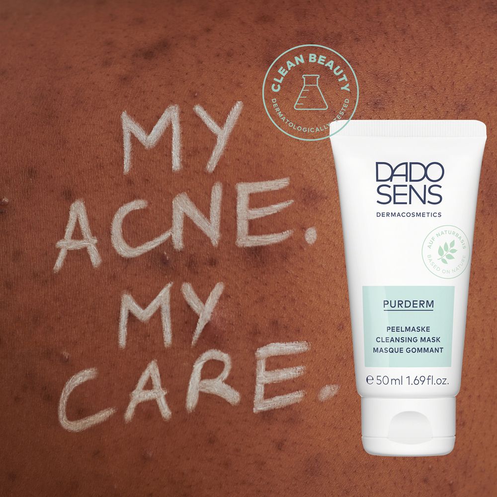 Différents produits DADO SENS PURDERM. Peelmaske, tonique nettoyant, stylo anti-boutons. Sur fond bleu clair.