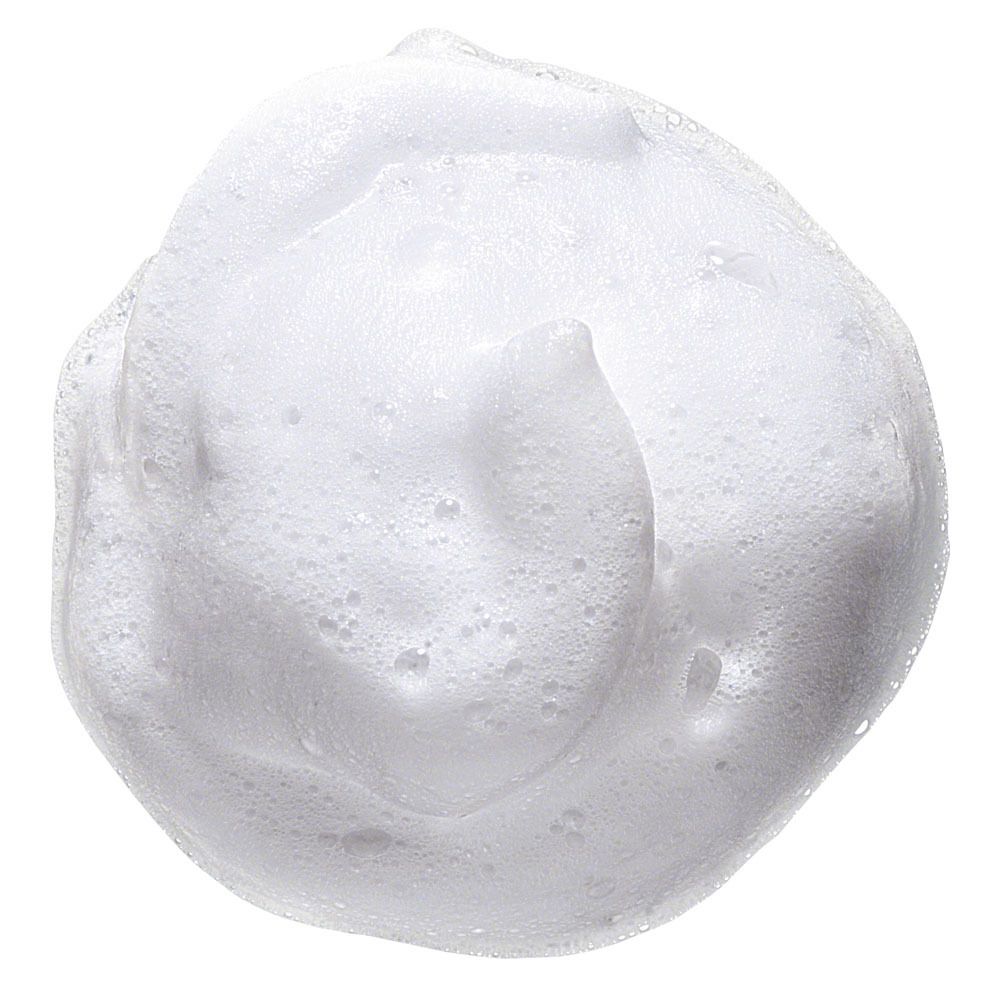 Tas de mousse nettoyante blanche. Texture douce et aérée. Sur fond blanc.