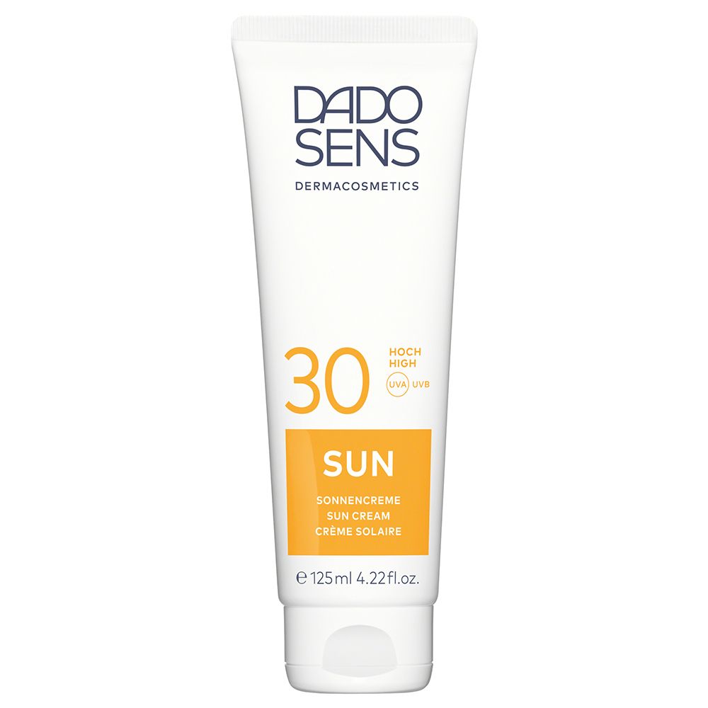 Tube blanc avec étiquette jaune. Inscription: DADO SENS, SUN, 30, crème solaire. 125ml.