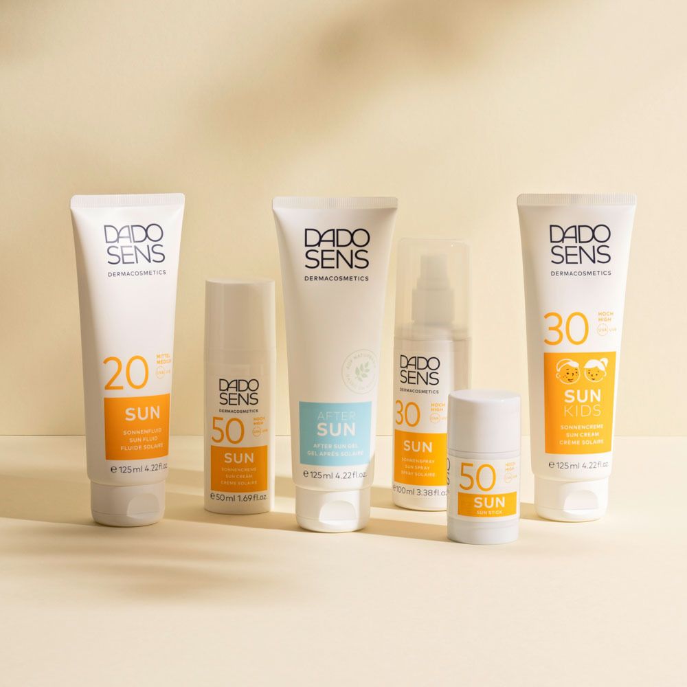 Différents produits solaires DADO SENS. Tubes et flacons avec différents indices de protection solaire. Crème et spray solaire.