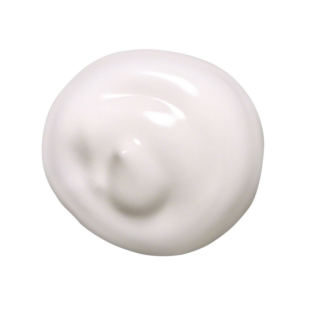 Goutte de crème blanche. Forme lisse et ronde. Sur fond blanc.