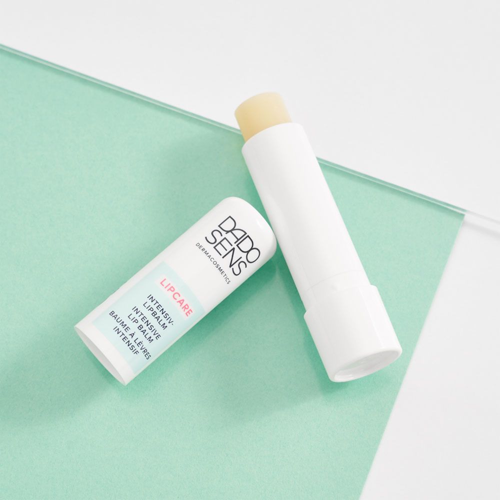 Deux sticks de soin des lèvres. Marque: DADO SENS. Texte: LIPCARE. Stick blanc avec pointe jaune.