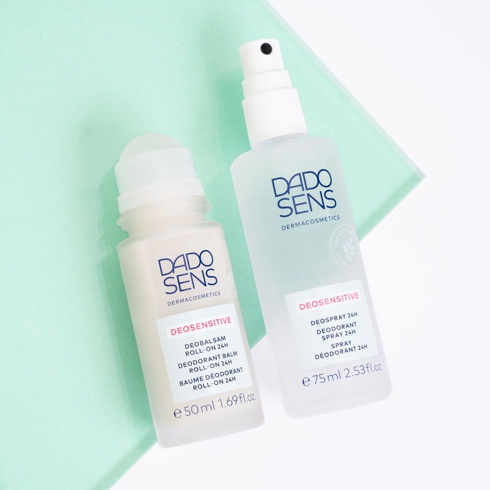 Deux produits déodorants. Gauche : roll-on, 50ml. Droite : spray, 75ml. Inscription : DADO SENS, DEOSENSITIVE.