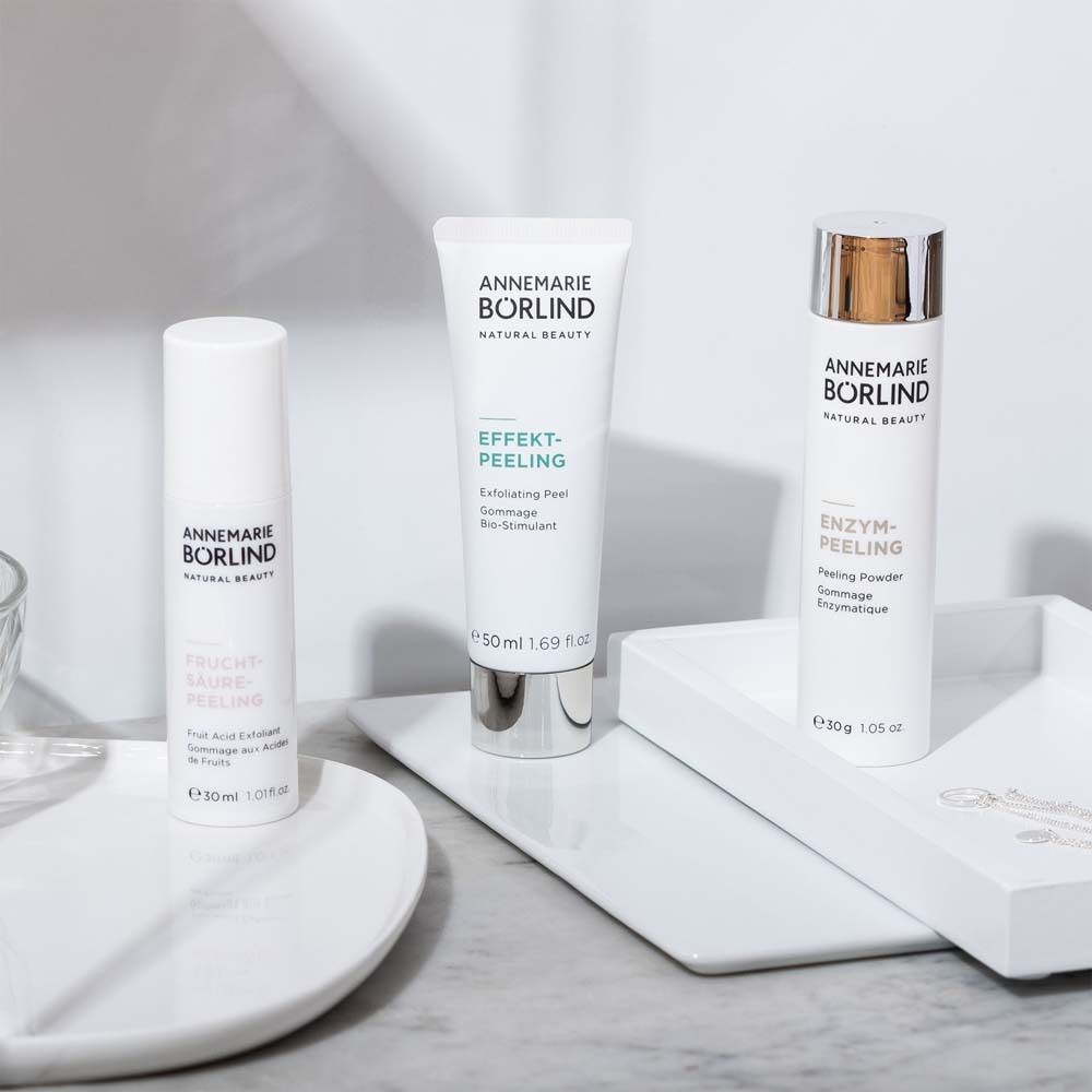 Trois produits : FRUCHTSÄURE-PEELING, EFFEKT-PEELING, ENZYM-PEELING. Marque : ANNEMARIE BÖRLIND. Sur un plateau blanc.