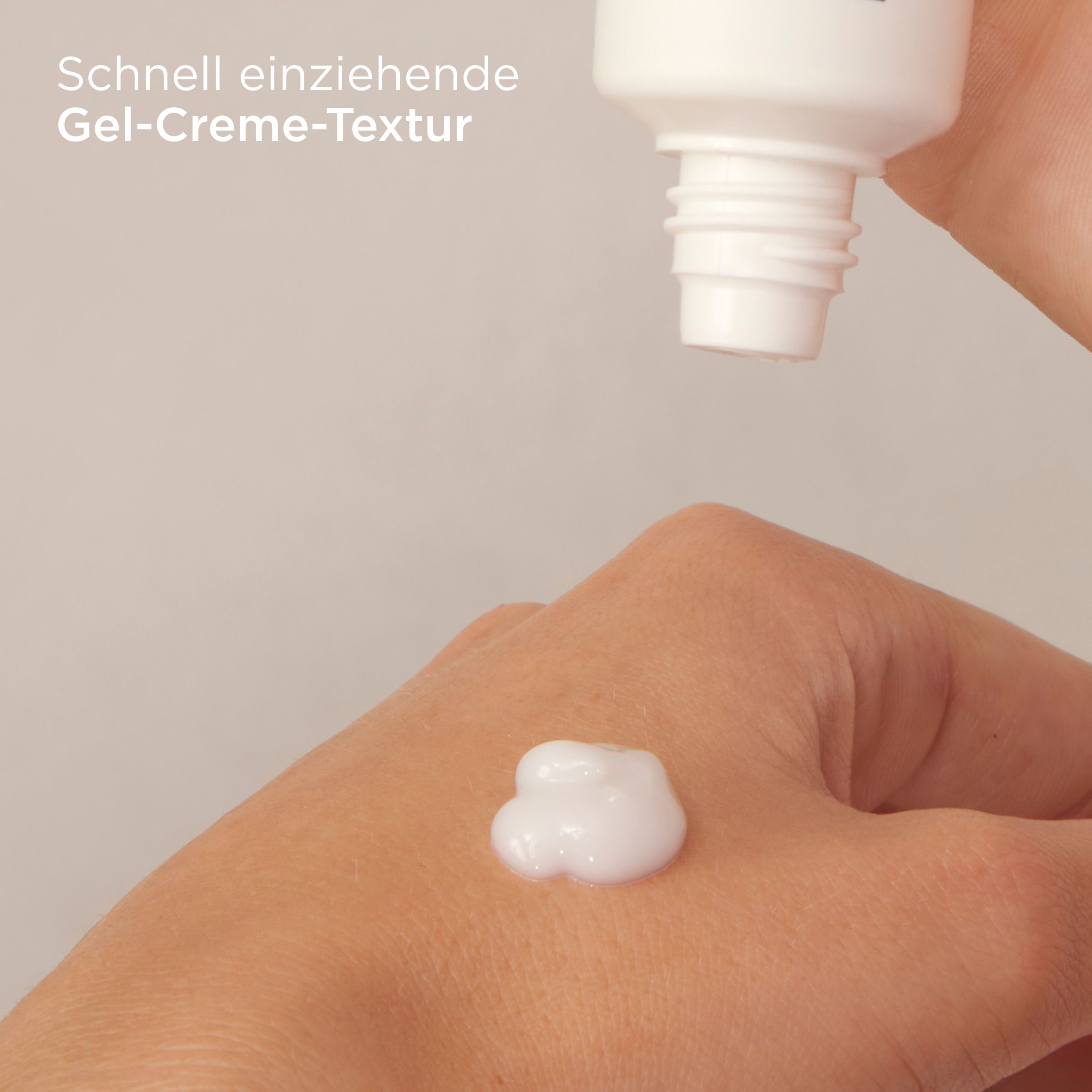 Texture gel-crème sur la main. Blanc. Gros plan.