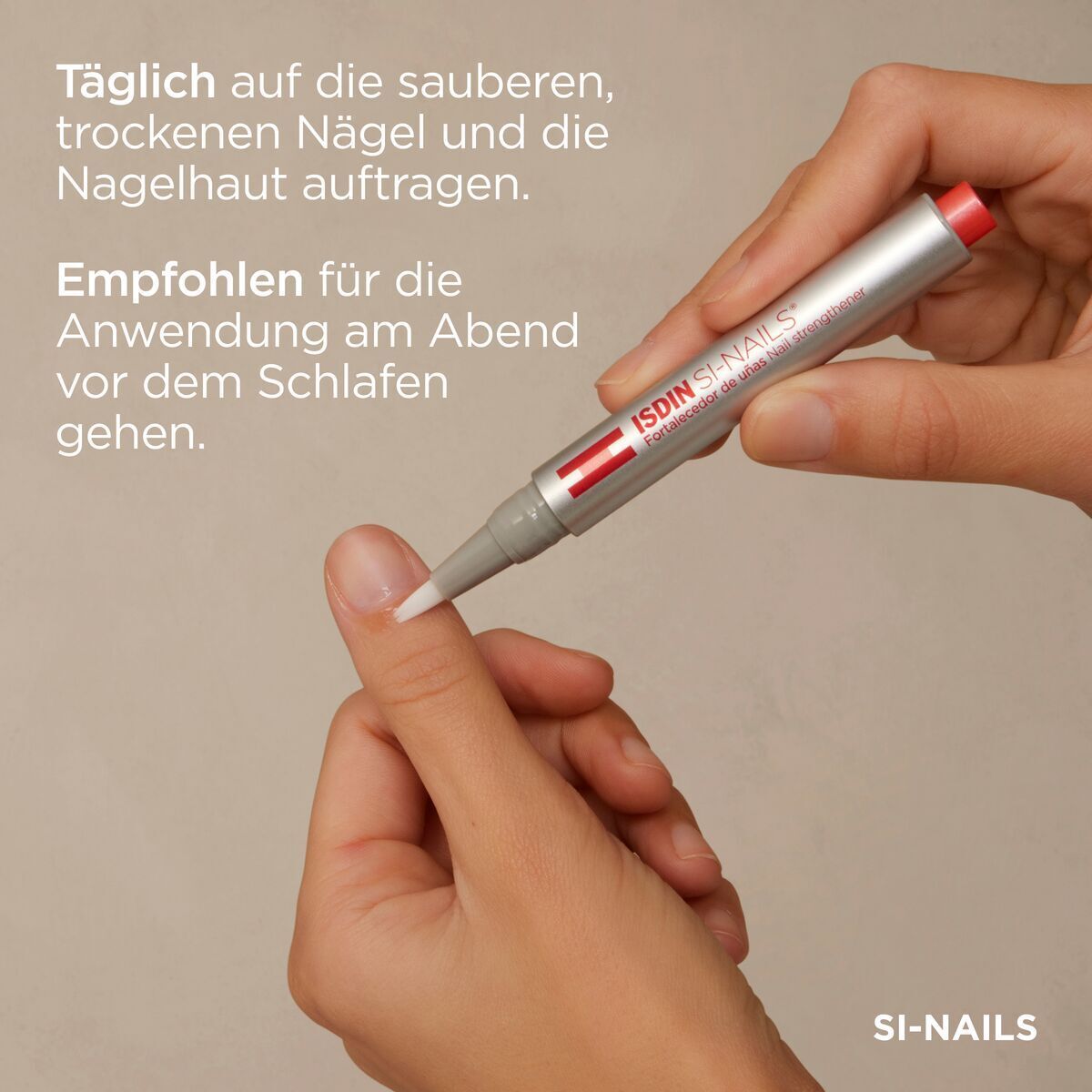 Main avec durcisseur d'ongles ISDIN Si-Nails. Texte : Appliquer quotidiennement sur ongles propres et secs.