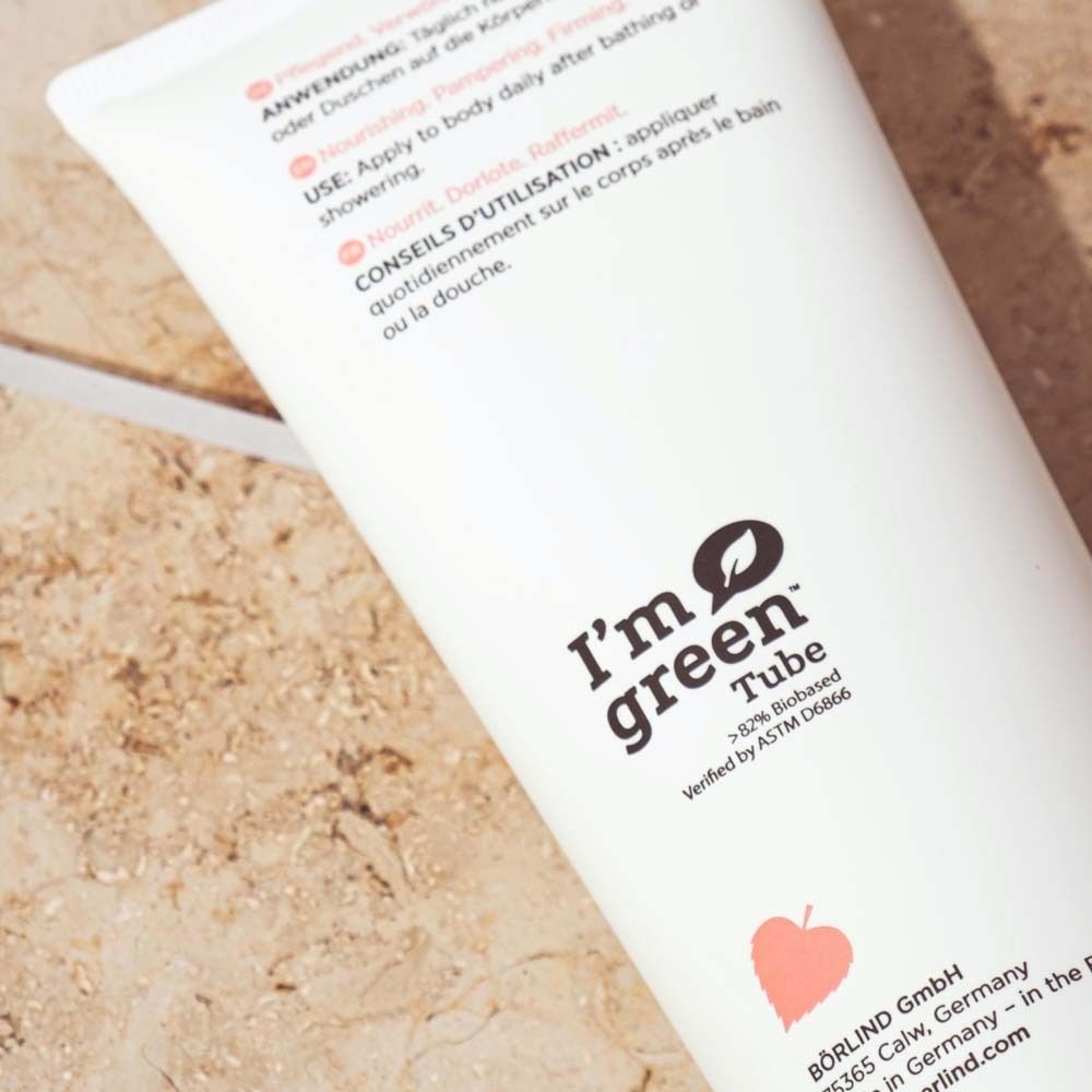 Gros plan du dos d'un tube. Texte: I'm green Tube, instructions d'utilisation, logo.