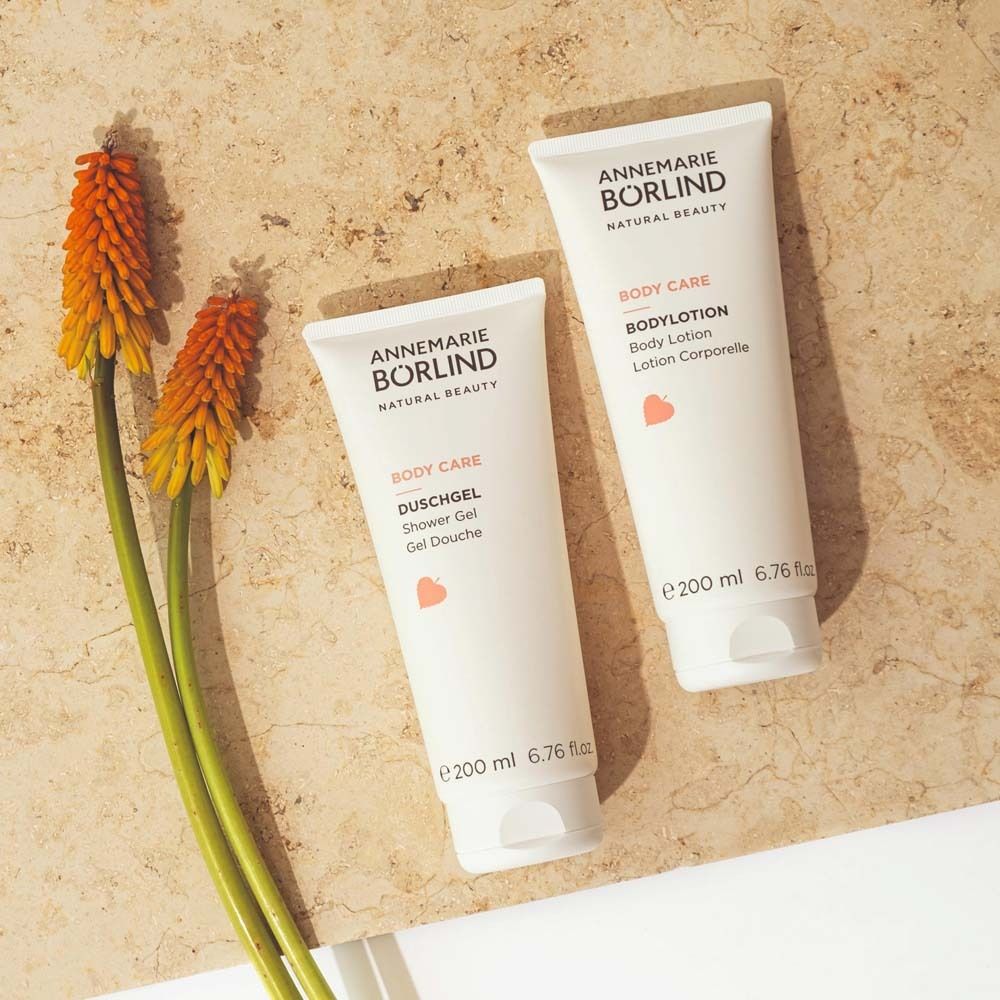 Deux tubes et une fleur. Texte: ANNEMARIE BÖRLIND, BODY CARE, Gel douche et Bodylotion. 200 ml.