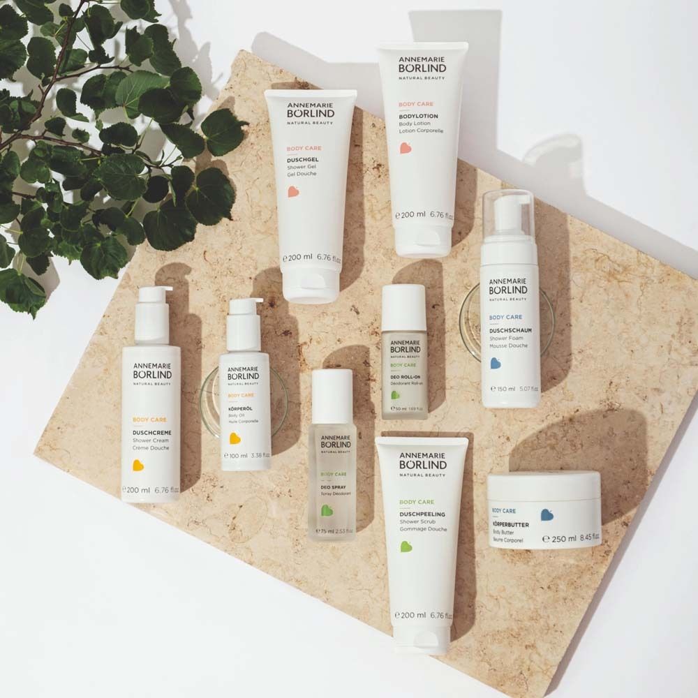 Divers produits sur une plaque. Texte: ANNEMARIE BÖRLIND, BODY CARE. Différentes tailles.
