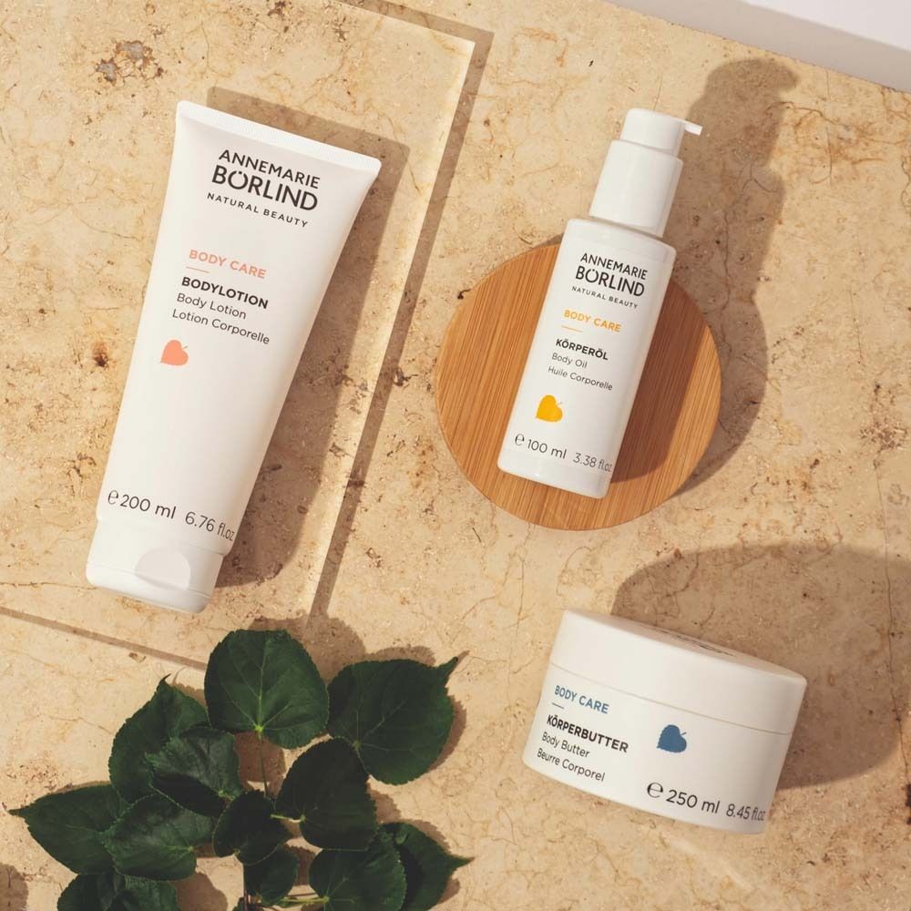 Trois produits: lotion corporelle, huile corporelle et beurre corporel. Texte: ANNEMARIE BÖRLIND.