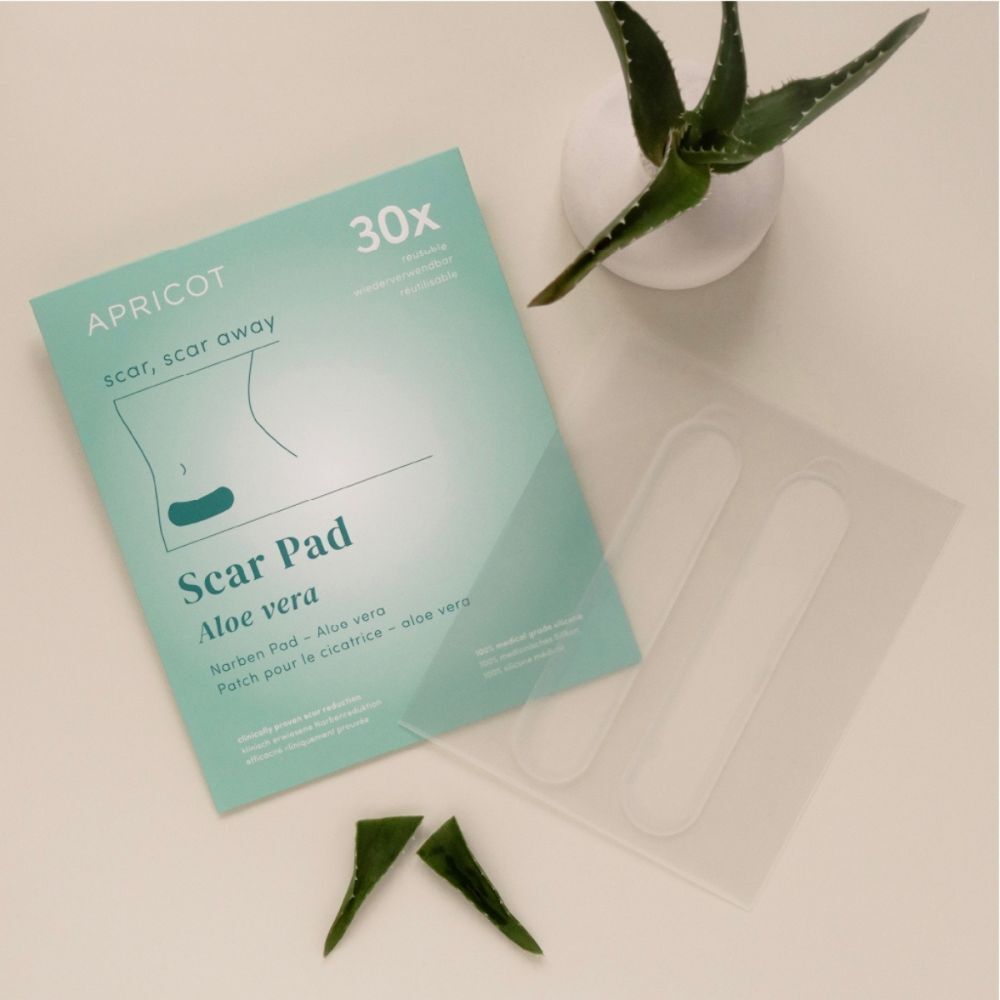 Boîte de 30 pads cicatrisants APRICOT. Texte : scar, scar away, Scar Pad Aloe vera. Feuilles d'aloe vera.