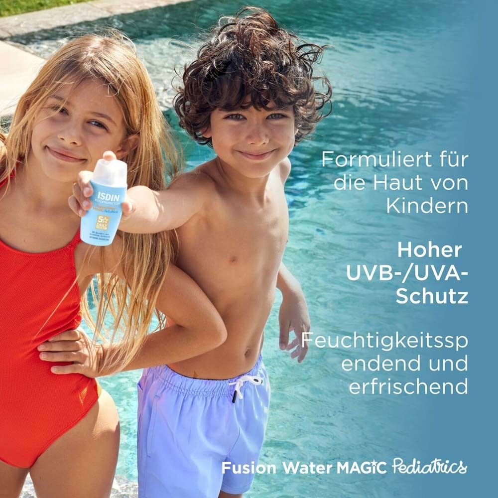 Deux enfants tiennent un flacon bleu ISDIN FusionWater Magic Pediatrics.
