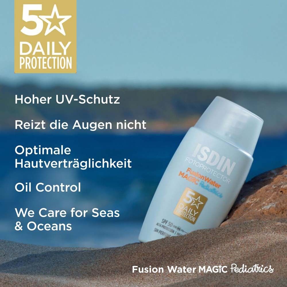 Flacon bleu ISDIN FusionWater Magic Pediatrics sur la plage. Texte : 5 DAILY PROTECTION.
