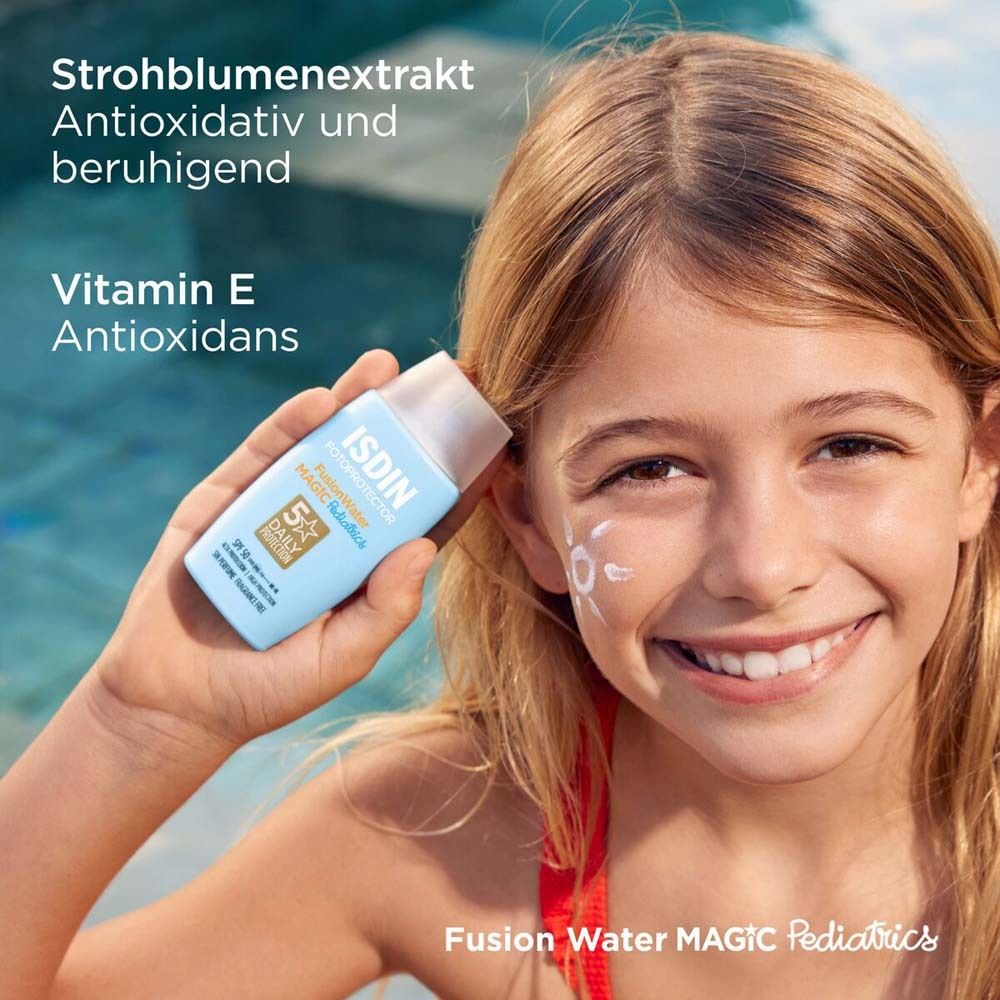 Une fille tient un flacon bleu ISDIN FusionWater Magic Pediatrics. Texte : Vitamine E.