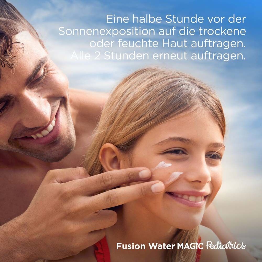 Un homme applique de la crème solaire sur le visage d'une fille.