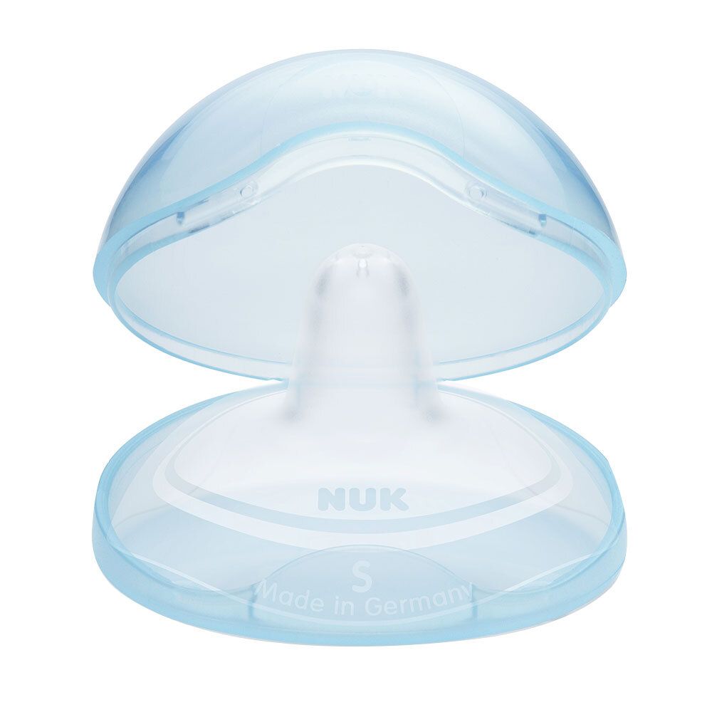 Tétine avec étui de protection, silicone transparent. Logo NUK et taille S visibles. Fabriqué en Allemagne.