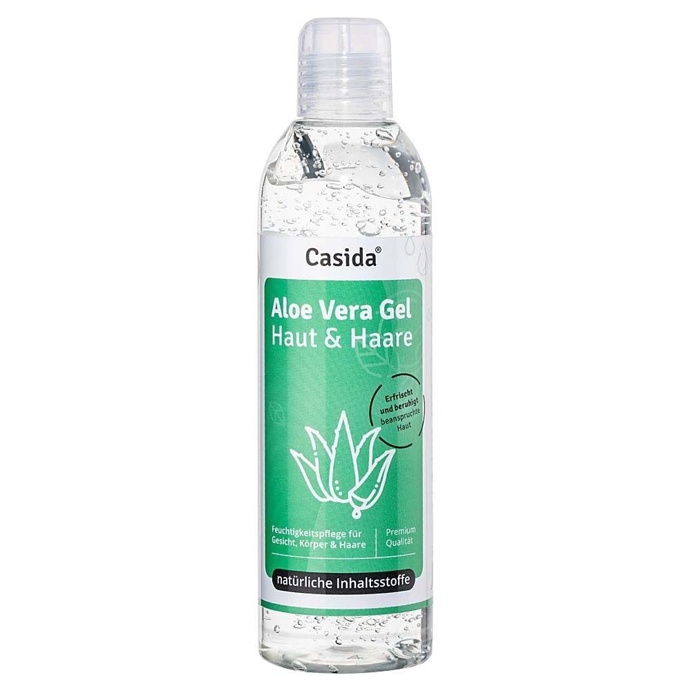 Flacon transparent avec étiquette verte. Inscription: Casida Aloe Vera Gel Haut & Haare. Logo Aloe Vera.
