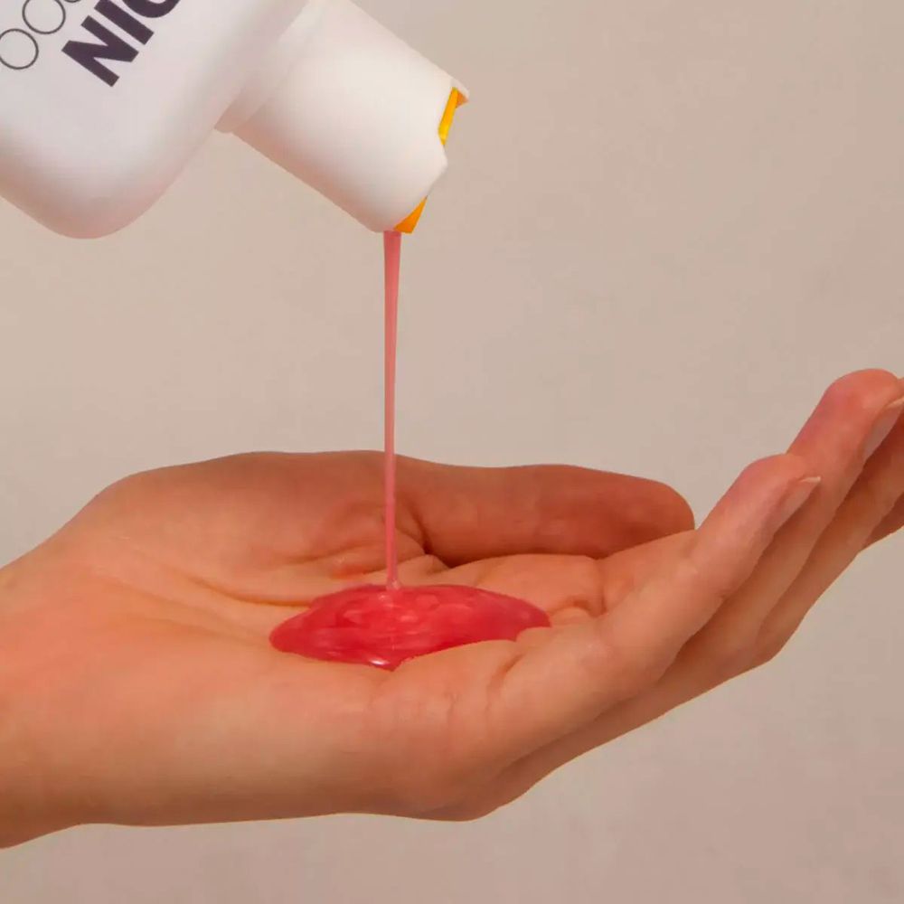 Shampoing ISDIN Nutradeica versé dans une paume.