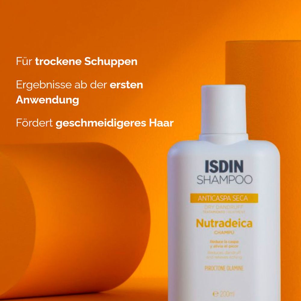 Bouteille de shampoing ISDIN Nutradeica près de cylindres orange.