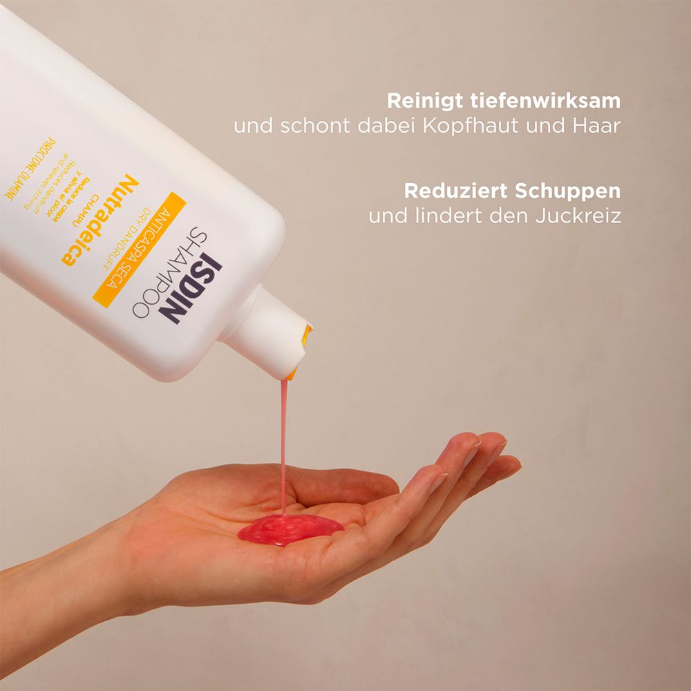 Shampoing ISDIN Nutradeica versé dans une paume.