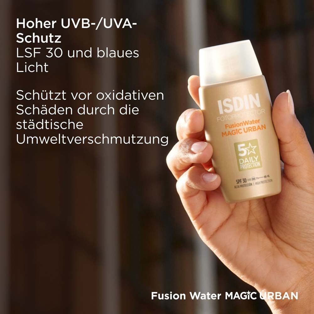 Main tenant un flacon de crème solaire doré. Texte : Haute protection UVB/UVA, SPF 30, lumière bleue. ISDIN Fotoprotector.