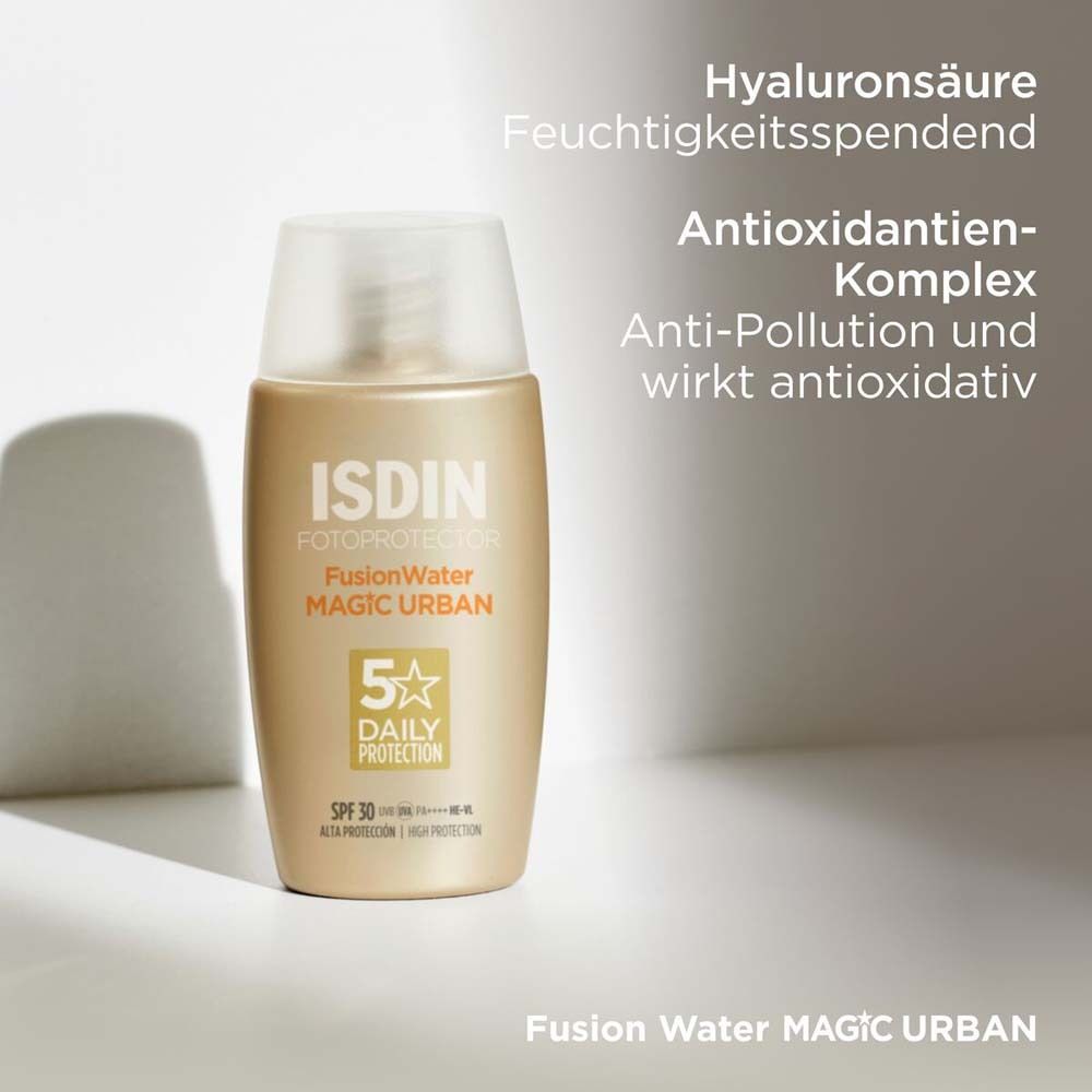 Flacon de crème solaire doré. Texte : Acide hyaluronique, complexe antioxydant. ISDIN Fotoprotector Fusion Water Magic Urban.