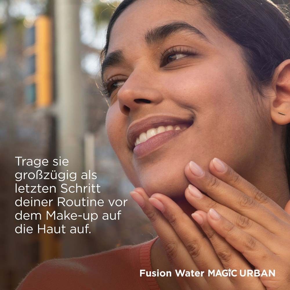 Femme appliquant de la crème solaire. Texte : Appliquez généreusement en dernière étape de votre routine avant le maquillage.