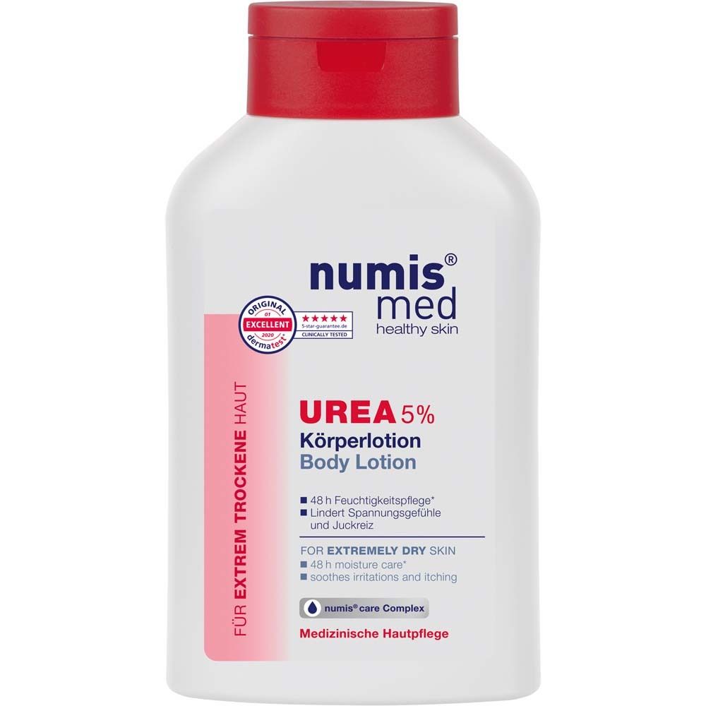 Flacon blanc avec bouchon rouge. Inscription : numis med UREA 5% Körperlotion. Pour peau très sèche. Avec label de qualité.