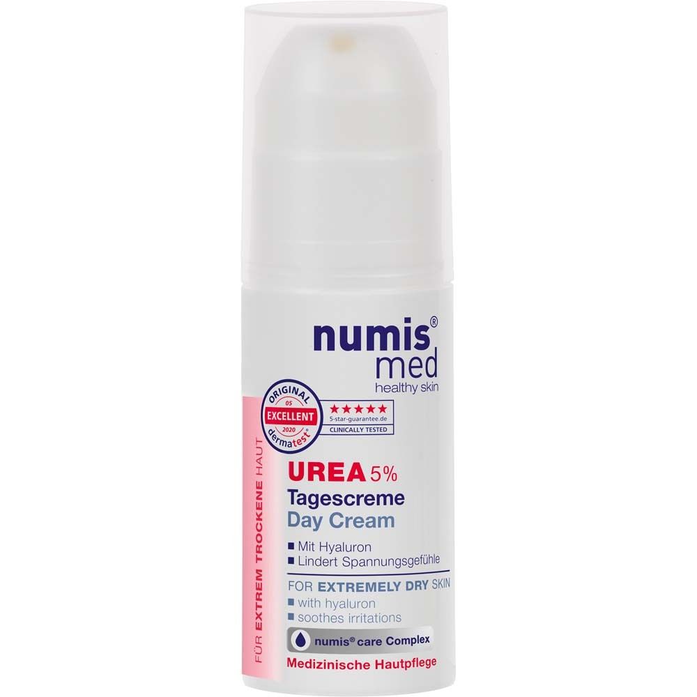 Emballage. Blanc avec couvercle rouge. Inscription : numis med, UREA 5% Crème de jour. Avec acide hyaluronique. Pour peau très sèche. Testé dermatologiquement.
