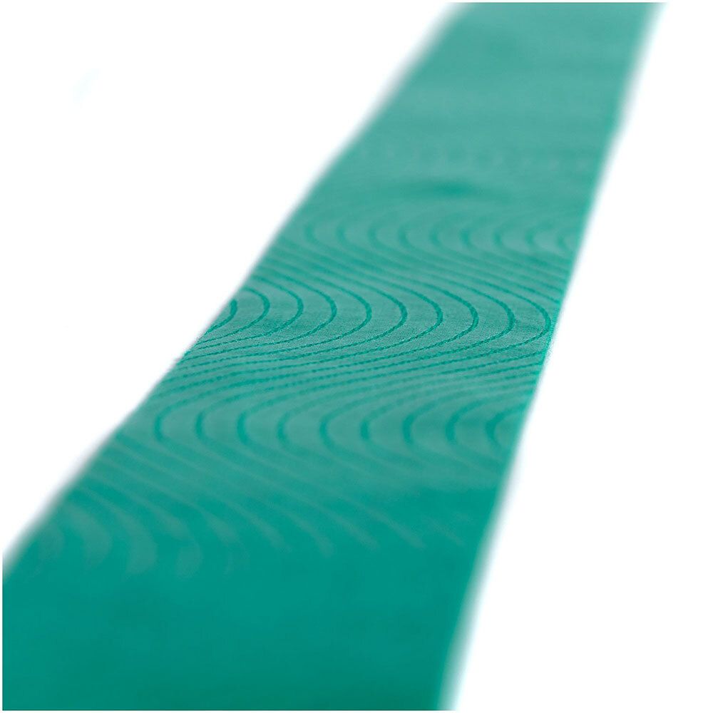 Ruban de kinésiologie vert avec structure ondulée. Gros plan, vue en diagonale.