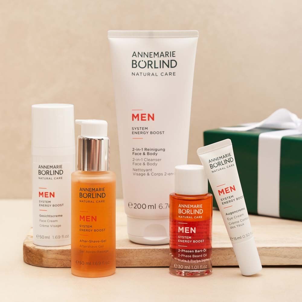 Plusieurs produits "ANNEMARIE BÖRLIND MEN". Flacons, tubes et pots. Sur fond clair.