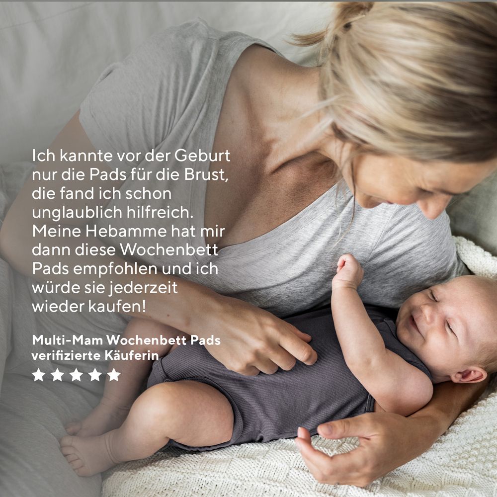 Femme avec bébé, recommande les compresses post-partum.
