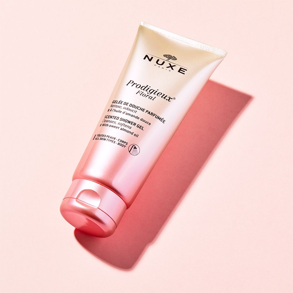 Gel douche NUXE Prodigieux Floral. Tube dégradé rose. Nom et marque visibles. Ombre.