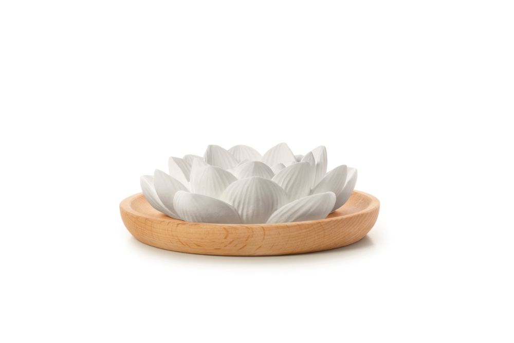 Pierre olfactive Lotusblüte blanche en forme de fleur de lotus sur une coupelle en bois. Vue de côté.