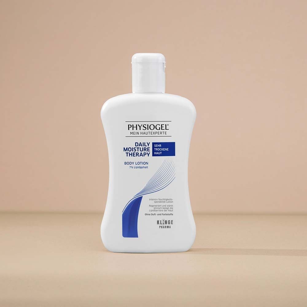 Flacon blanc PHYSIOGEL® Daily Moisture Therapy Body Lotion. Inscription bleue et blanche. Forme arrondie.