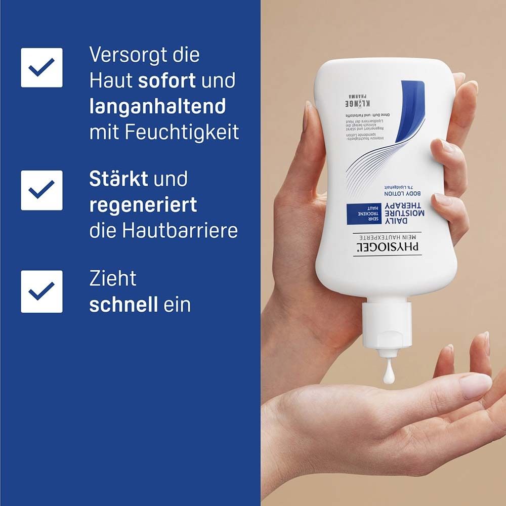 Mains tenant un flacon blanc de PHYSIOGEL® Body Lotion. Le produit est prélevé du flacon. Bande bleue.