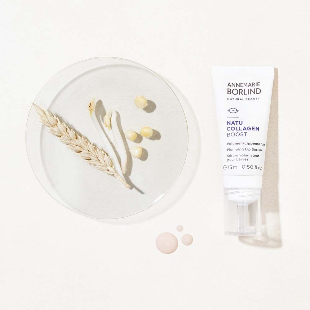 Sérum pour les lèvres avec accessoires. Marque : ANNEMARIE BÖRLIND. Nom du produit : NATU COLLAGEN BOOST. Avec graines et épi.