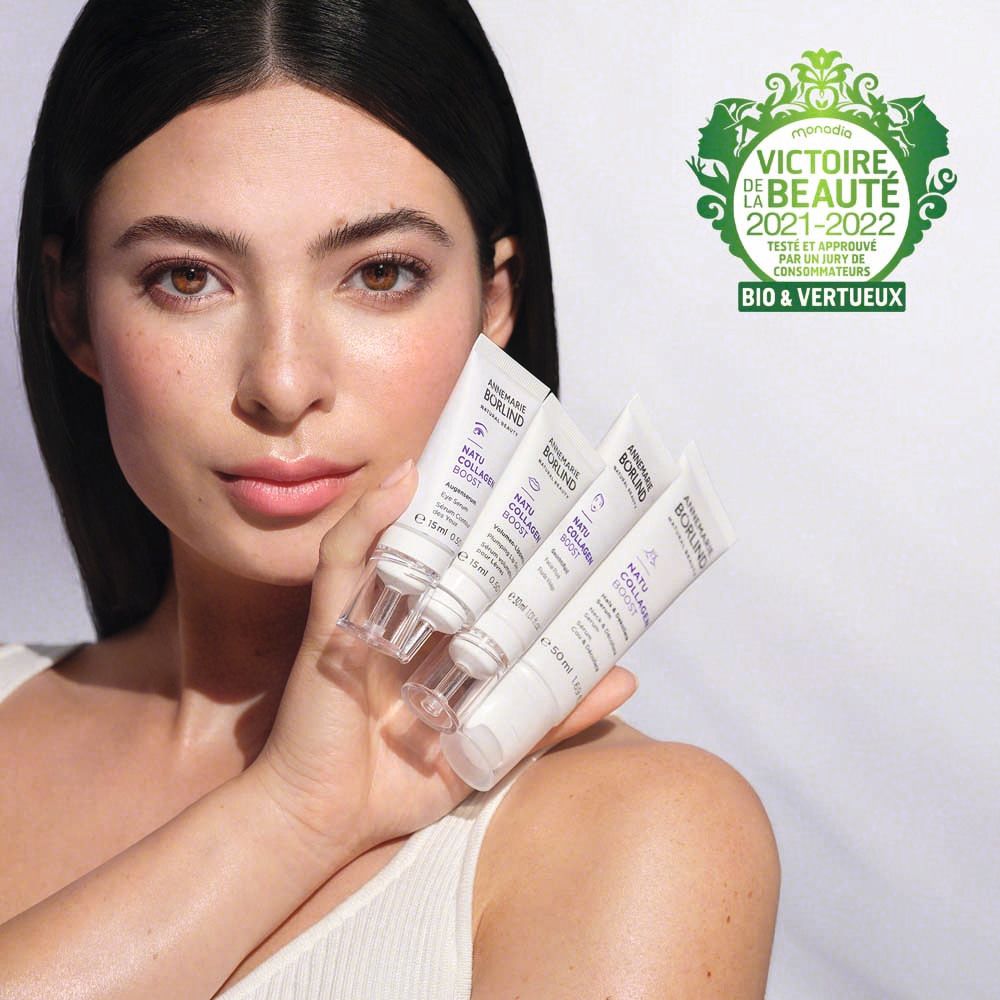 Femme tenant des sérums pour les lèvres. Marque : ANNEMARIE BÖRLIND. Nom du produit : NATU COLLAGEN BOOST. Récompense : Victoire de la Beauté.