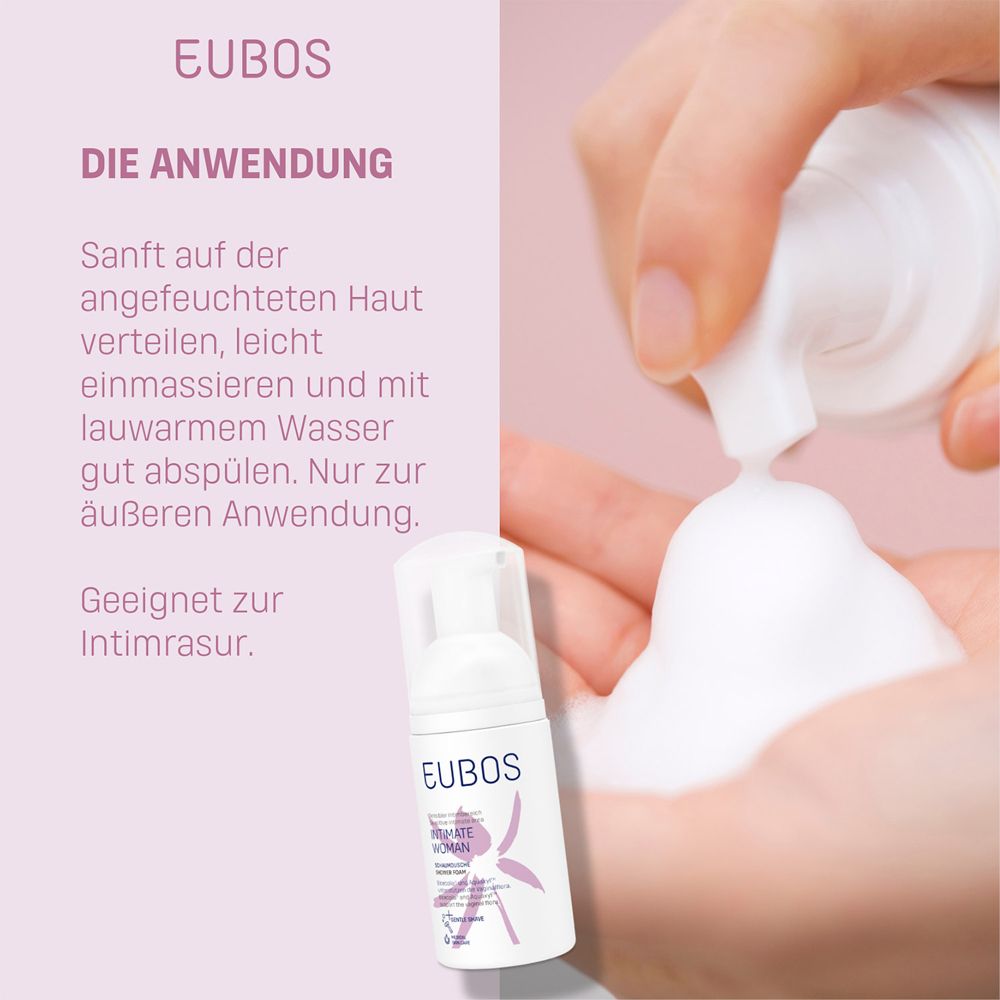 Main pulvérisant de la mousse du flacon EUBOS Intimate Woman. Texte : Application. Convient au rasage intime.