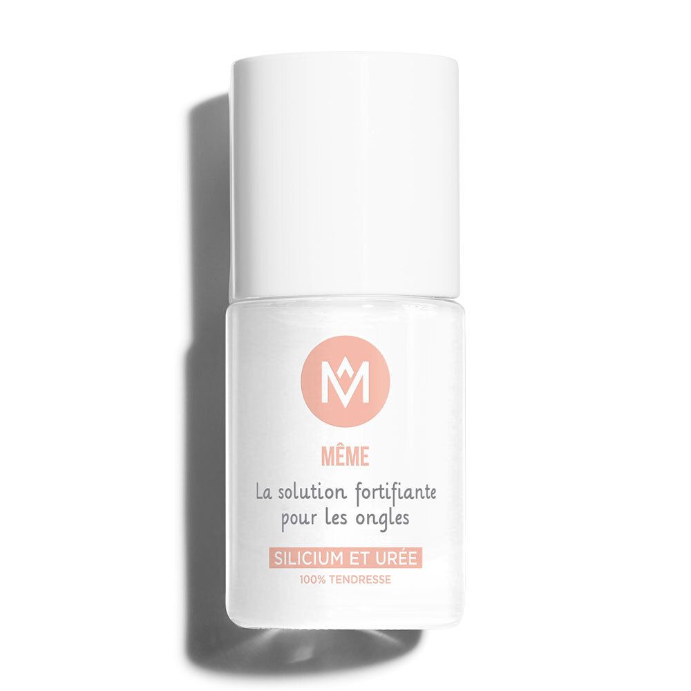 Flacon blanc avec logo rose et texte. Inscription : MÊME, La solution fortifiante pour les ongles. SILICIUM ET URÉE.