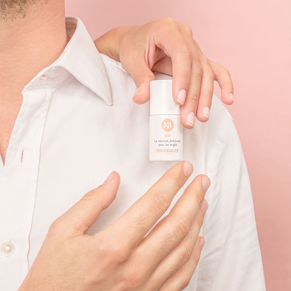 Personnes tenant un flacon blanc avec logo rose et texte. Inscription : MÊME, La solution fortifiante pour les ongles.