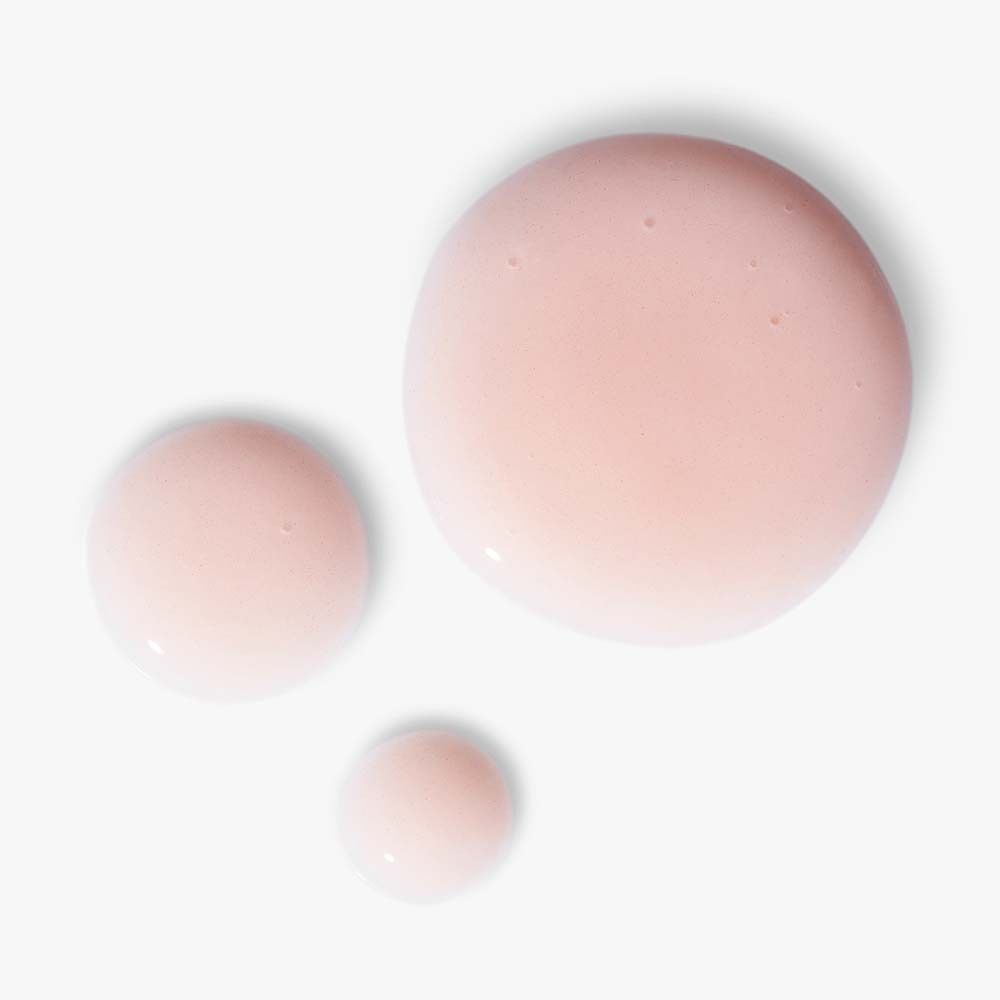 Trois gouttes roses. Fond blanc.