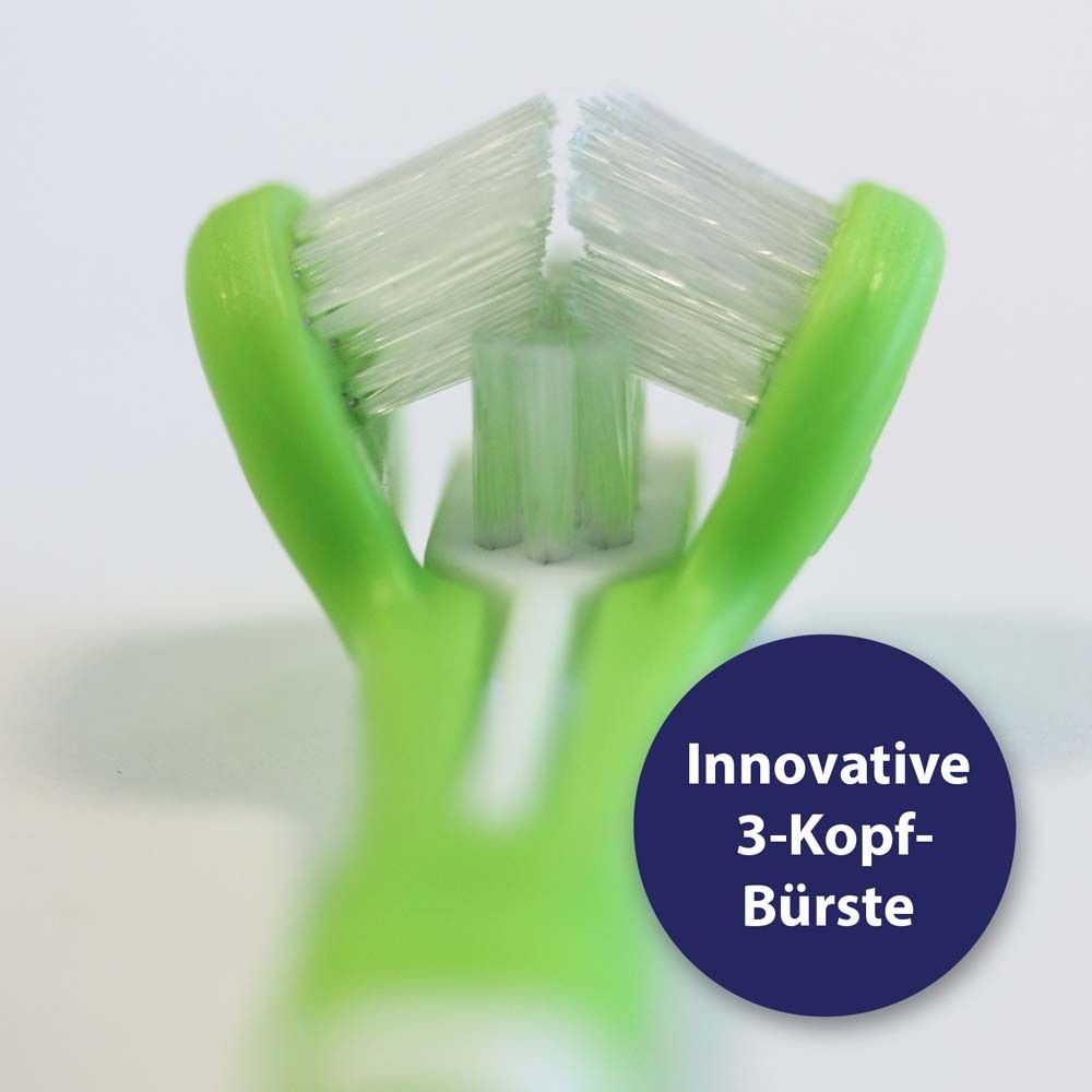 Gros plan de la brosse à dents à trois têtes. Soies vertes. Texte : Brosse innovante à 3 têtes.