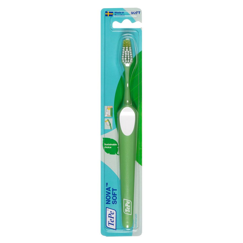 Brosse à dents TePe Nova Soft verte, emballée sous blister. Manche avec insert blanc. Soies jaunes. Choix durable.
