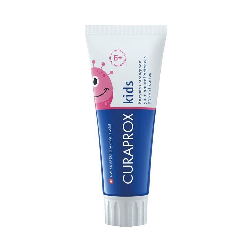 Tube de dentifrice blanc et bleu. CURAPROX kids, logo 6+, personnage de dessin animé. Texte : Enzymes renforcent vos défenses naturelles contre les caries.